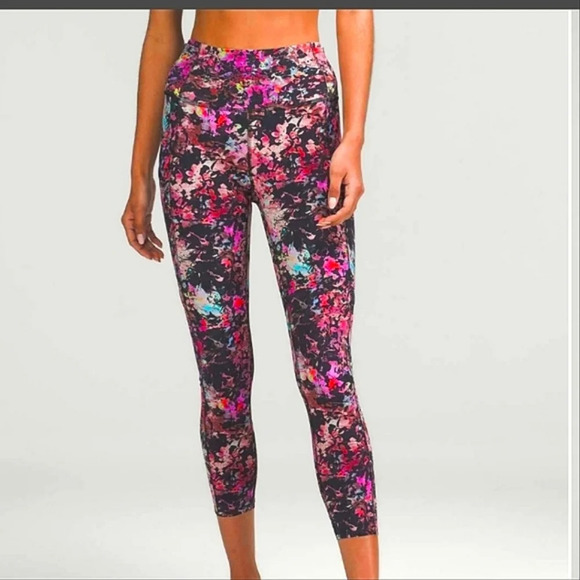 Lululemon fast and free stencil blossom red multi 23" crop size 2. Nwot - Picture 3 of 7